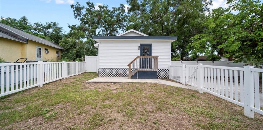 House in New Port Richey, Florida 3 bedrooms, 95.13 sq.m. № 1795494