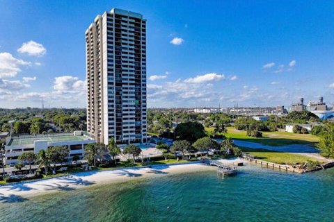 Condo in West Palm Beach, Florida, 2 bedrooms  № 1147027 - photo 1