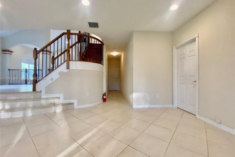 Снять в аренду виллу или дом в Пемброк-Пайнс, Флорида 4 спальни, 308.25м2, № 2000839 - фото 5