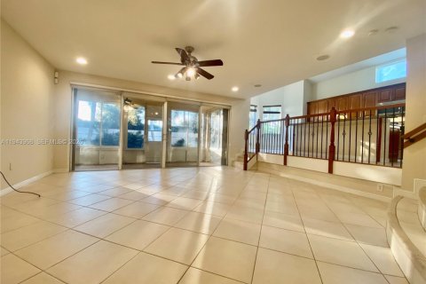 Снять в аренду виллу или дом в Пемброк-Пайнс, Флорида 4 спальни, 308.25м2, № 2000839 - фото 16