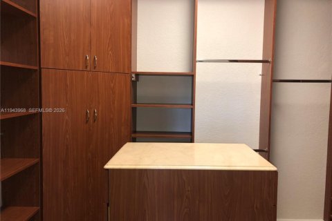 Снять в аренду виллу или дом в Пемброк-Пайнс, Флорида 4 спальни, 308.25м2, № 2000839 - фото 28