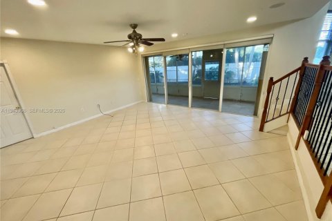 Снять в аренду виллу или дом в Пемброк-Пайнс, Флорида 4 спальни, 308.25м2, № 2000839 - фото 10