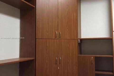 Снять в аренду виллу или дом в Пемброк-Пайнс, Флорида 4 спальни, 308.25м2, № 2000839 - фото 30