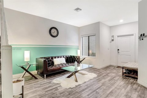 Townhouse in Miami, Florida 3 bedrooms, 158.31 sq.m. № 1728767 - photo 9
