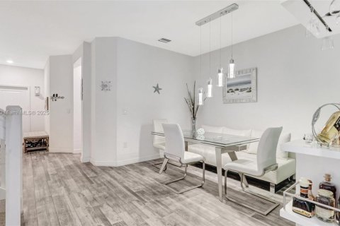 Townhouse in Miami, Florida 3 bedrooms, 158.31 sq.m. № 1728767 - photo 13