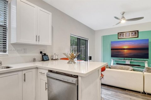 Townhouse in Miami, Florida 3 bedrooms, 158.31 sq.m. № 1728767 - photo 18