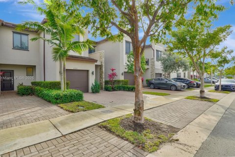 Townhouse in Miami, Florida 3 bedrooms, 158.31 sq.m. № 1728767 - photo 2