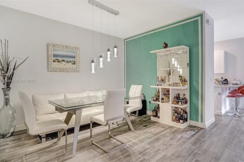 Townhouse in Miami, Florida 3 bedrooms, 158.31 sq.m. № 1728767 - photo 8