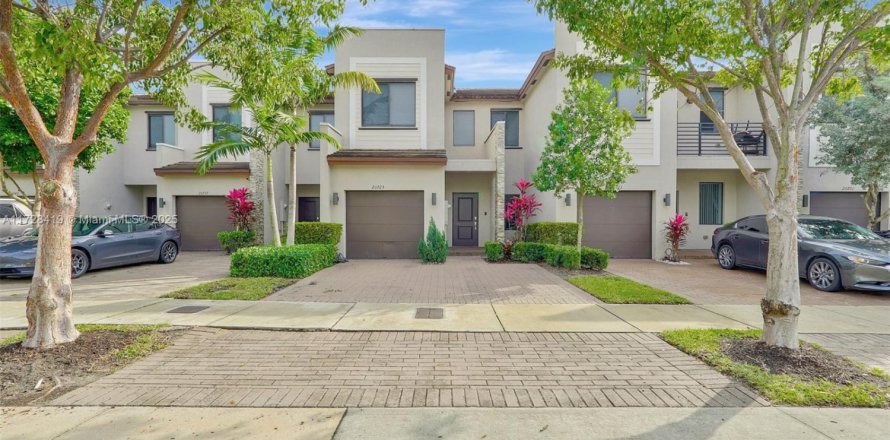 Townhouse in Miami, Florida 3 bedrooms, 158.31 sq.m. № 1728767