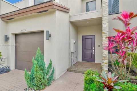Townhouse in Miami, Florida 3 bedrooms, 158.31 sq.m. № 1728767 - photo 3