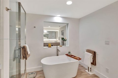 Condo in Miami Beach, Florida, 3 bedrooms  № 1867265 - photo 23
