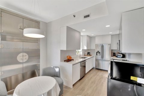 Condo in Miami Beach, Florida, 3 bedrooms  № 1867265 - photo 17