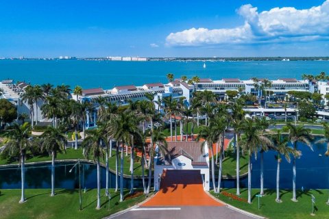 Снять в аренду кондоминиум в Сент-Питерсберг, Флорида 6 комнат, 116.59м2, № 1690263 - фото 1