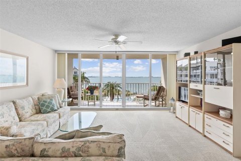 Снять в аренду кондоминиум в Сент-Питерсберг, Флорида 6 комнат, 116.59м2, № 1690263 - фото 3