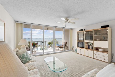 Снять в аренду кондоминиум в Сент-Питерсберг, Флорида 6 комнат, 116.59м2, № 1690263 - фото 4