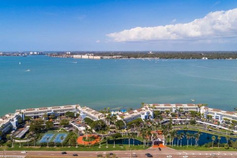 Снять в аренду кондоминиум в Сент-Питерсберг, Флорида 6 комнат, 116.59м2, № 1690263 - фото 2