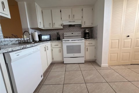 Купить кондоминиум в Маргит, Флорида 2 спальни, 92.9м2, № 2248960 - фото 16