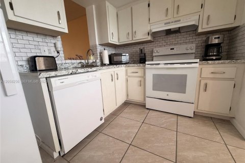 Купить кондоминиум в Маргит, Флорида 2 спальни, 92.9м2, № 2248960 - фото 17