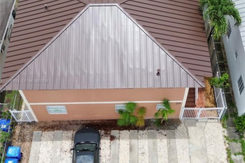 Снять в аренду виллу или дом в Майами, Флорида 3 спальни, 102.19м2, № 2089565 - фото 17