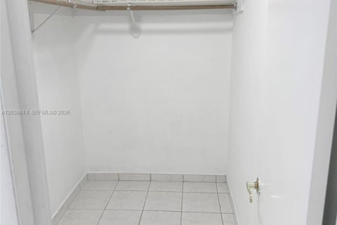 Снять в аренду виллу или дом в Майами, Флорида 3 спальни, 102.19м2, № 2089565 - фото 15