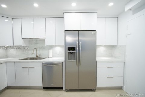 Copropriété à louer à Hollywood, Floride: 1 chambre, 73.3 m2 № 2046488 - photo 10