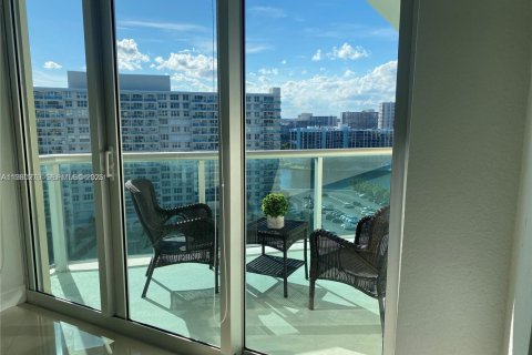 Copropriété à louer à Hollywood, Floride: 1 chambre, 73.3 m2 № 2046488 - photo 5