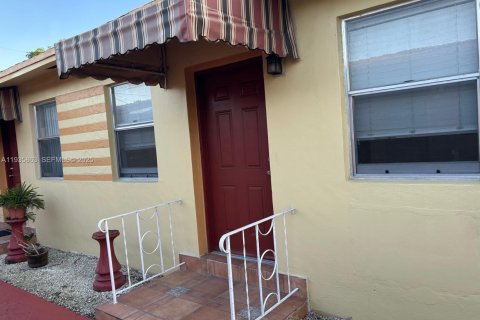 House in Miami, Florida 1 bedroom, 80.27 sq.m. № 1994012 - photo 1