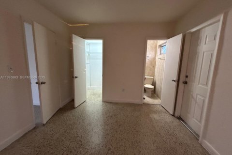 House in Miami, Florida 1 bedroom, 80.27 sq.m. № 1994012 - photo 4