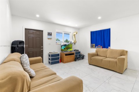 House in Miami, Florida 5 bedrooms, 158.03 sq.m. № 1929491 - photo 10