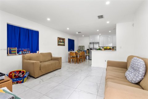 House in Miami, Florida 5 bedrooms, 158.03 sq.m. № 1929491 - photo 9