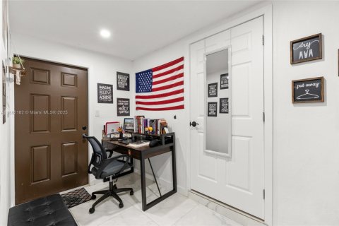 House in Miami, Florida 5 bedrooms, 158.03 sq.m. № 1929491 - photo 25