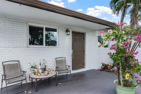 House in Miami, Florida 5 bedrooms, 158.03 sq.m. № 1929491 - photo 5