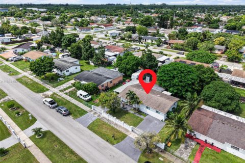 House in Miami, Florida 5 bedrooms, 158.03 sq.m. № 1929491 - photo 4