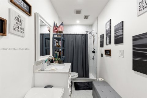 House in Miami, Florida 5 bedrooms, 158.03 sq.m. № 1929491 - photo 26