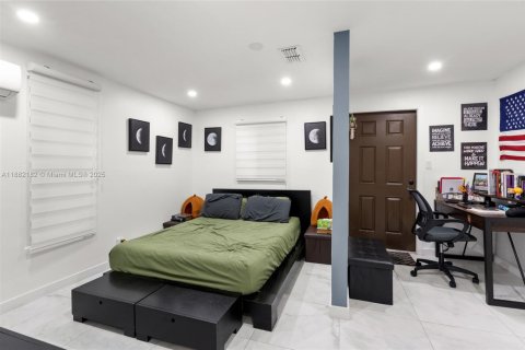 House in Miami, Florida 5 bedrooms, 158.03 sq.m. № 1929491 - photo 23