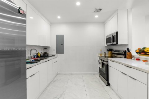 House in Miami, Florida 5 bedrooms, 158.03 sq.m. № 1929491 - photo 8