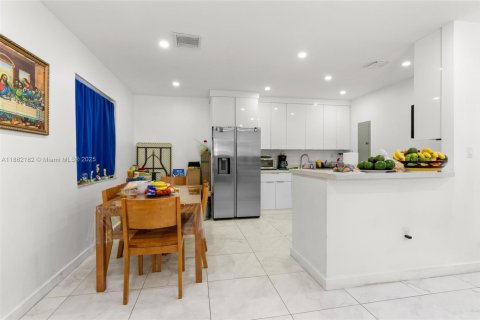 House in Miami, Florida 5 bedrooms, 158.03 sq.m. № 1929491 - photo 7