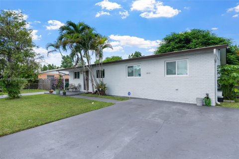 House in Miami, Florida 5 bedrooms, 158.03 sq.m. № 1929491 - photo 2