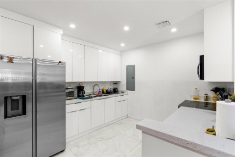 House in Miami, Florida 5 bedrooms, 158.03 sq.m. № 1929491 - photo 6