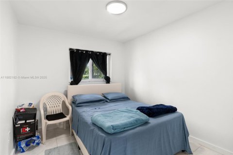 House in Miami, Florida 5 bedrooms, 158.03 sq.m. № 1929491 - photo 12
