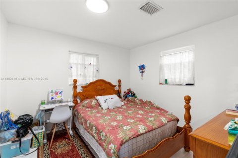 House in Miami, Florida 5 bedrooms, 158.03 sq.m. № 1929491 - photo 16