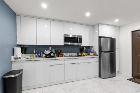 House in Miami, Florida 5 bedrooms, 158.03 sq.m. № 1929491 - photo 22