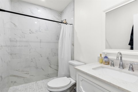 House in Miami, Florida 5 bedrooms, 158.03 sq.m. № 1929491 - photo 13