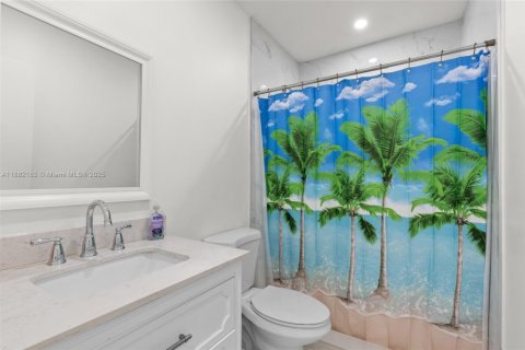 House in Miami, Florida 5 bedrooms, 158.03 sq.m. № 1929491 - photo 17