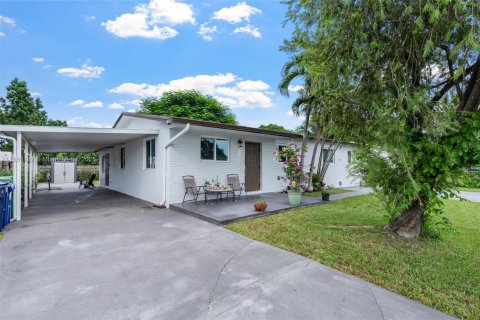 House in Miami, Florida 5 bedrooms, 158.03 sq.m. № 1929491 - photo 3