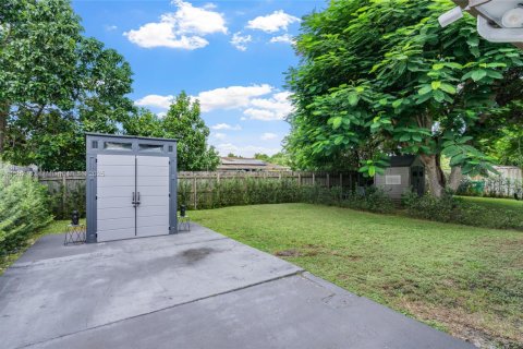 House in Miami, Florida 5 bedrooms, 158.03 sq.m. № 1929491 - photo 27