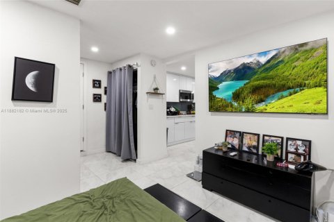 House in Miami, Florida 5 bedrooms, 158.03 sq.m. № 1929491 - photo 24