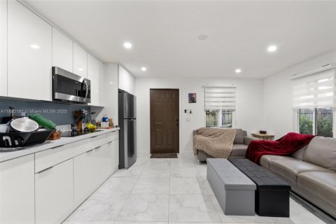 House in Miami, Florida 5 bedrooms, 158.03 sq.m. № 1929491 - photo 21