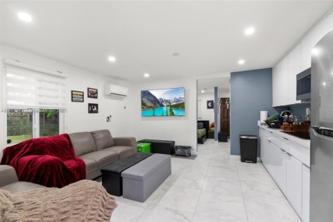 House in Miami, Florida 5 bedrooms, 158.03 sq.m. № 1929491 - photo 19