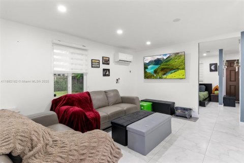 House in Miami, Florida 5 bedrooms, 158.03 sq.m. № 1929491 - photo 20